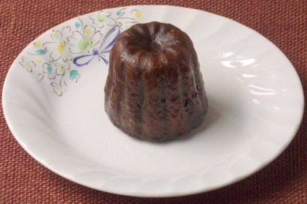 つやのある焦げ茶色の肌のカヌレ。