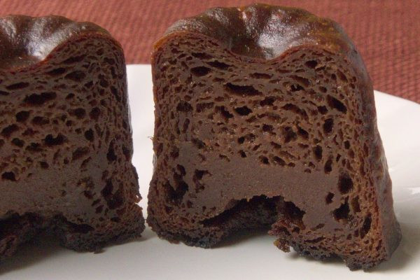 しっとり感ある中までしっかりチョコレート色。