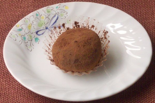 チョコレート色のコロンとした大福。