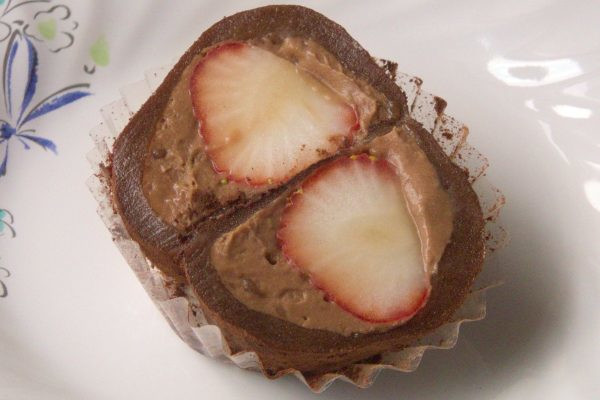 チョコ色のおもちの中にはとろりチョコあん、そして真っ赤な苺がまるごと。