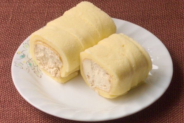 きめの細かい生地でクリームを巻いてあります。
