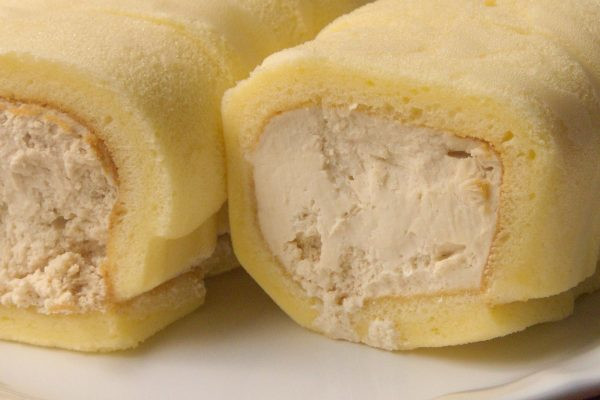 しっとり生地の中には薄茶色のキャラメルクリームがたっぷり巻き込まれています。