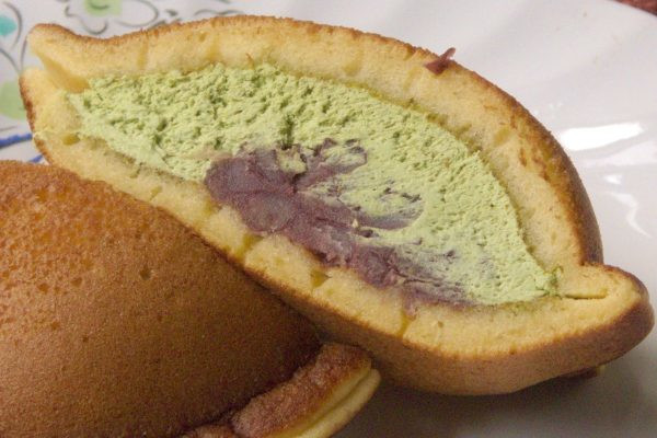 生地の中いっぱいにつまった抹茶クリームとつぶあん。