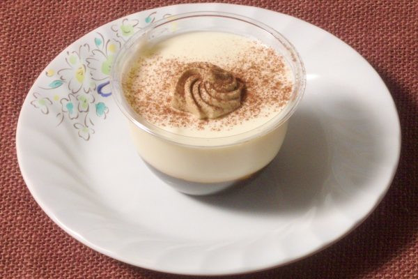 クリーム色のムースの上に絞り出されたコーヒーホイップ。