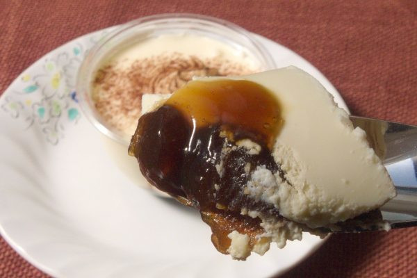 ムースの下にはコーヒー色のわらび餅。