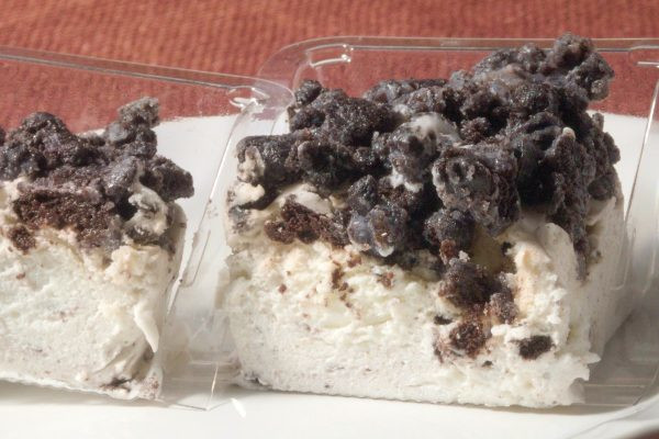 ゴロゴロ黒っぽいココアビスクランチの下にはねっとり白いレアチーズムース。