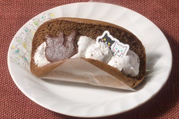 ココア色の生地でココアクランチ入りクリームをくるんであります。