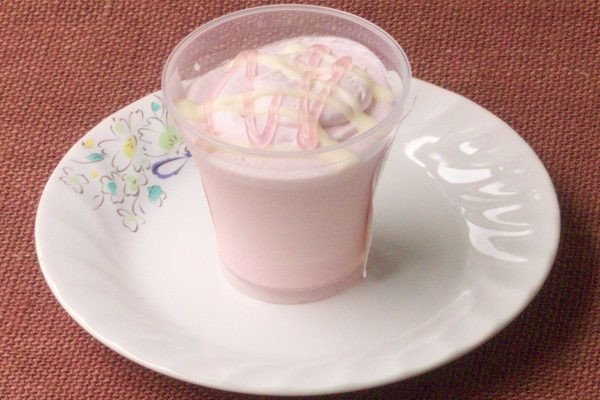 淡いパステルピンクのミルクプリン。