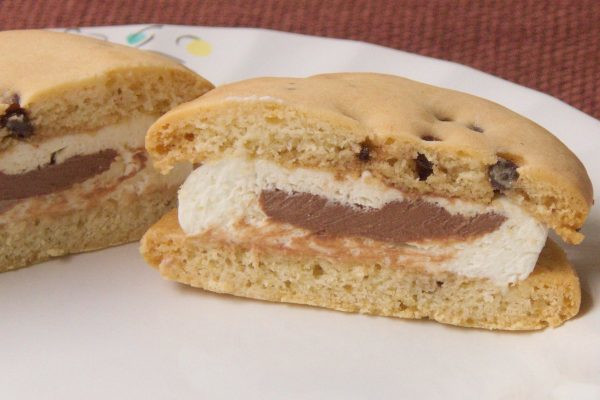 純白ホイップの中にねっとりガナッシュが忍ばされています。