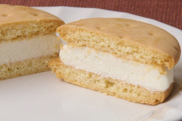 純白ホイップは分厚いながらもふんわりと。