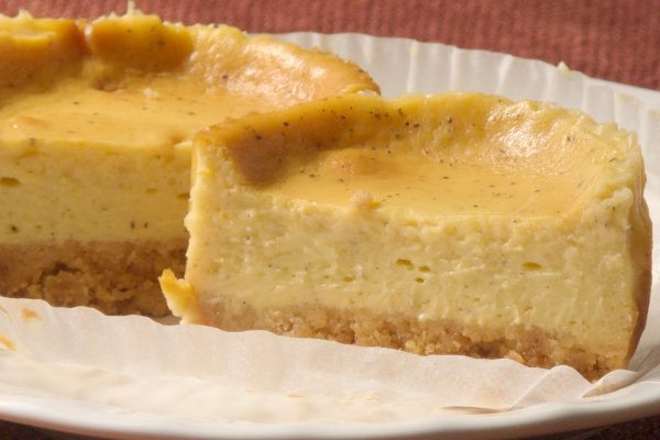 どっしりとしたカスタードの下にはザクザクビスケット。