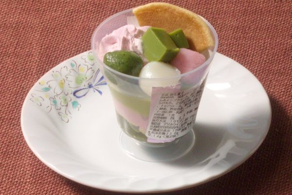 ピンクと緑を基調としたトッピング山盛りのパフェ。