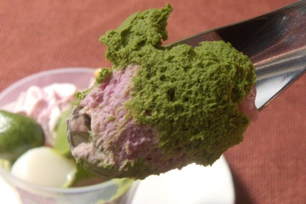 トッピングの下には抹茶と桜のムース、いちばん底には抹茶ゼリー。