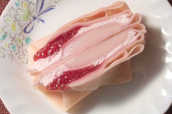 クリームの中にはさくら風味餡。