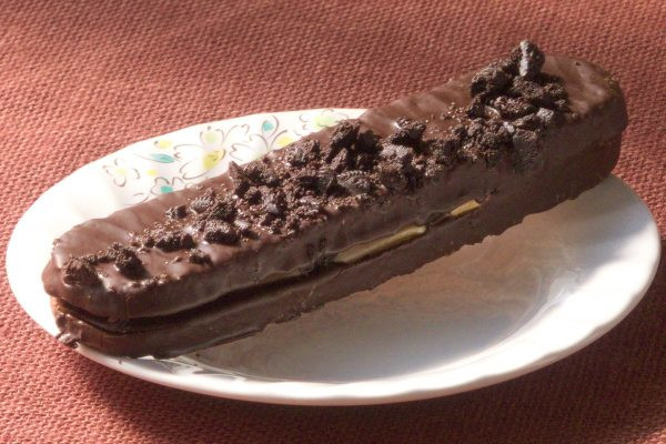 細長い長円形のクッキー2枚でクリームをサンド。