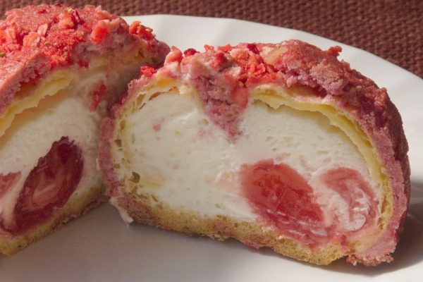 シューの中には純白のクリームと、赤いいちごソース。