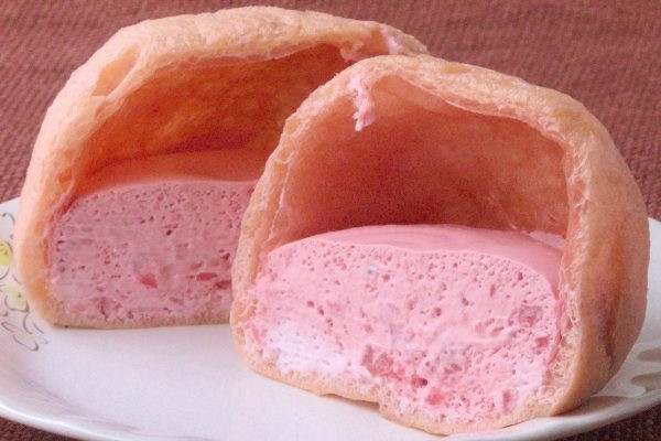 シューの中にはピンクの果肉入りいちごクリームと、その下に薄ピンクのさくらクリーム。