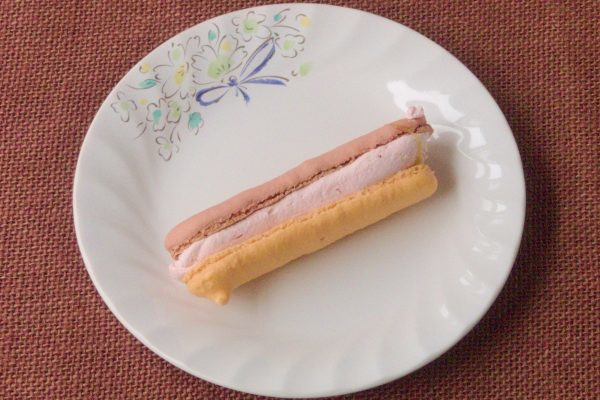 細長い長円形のマカロン。