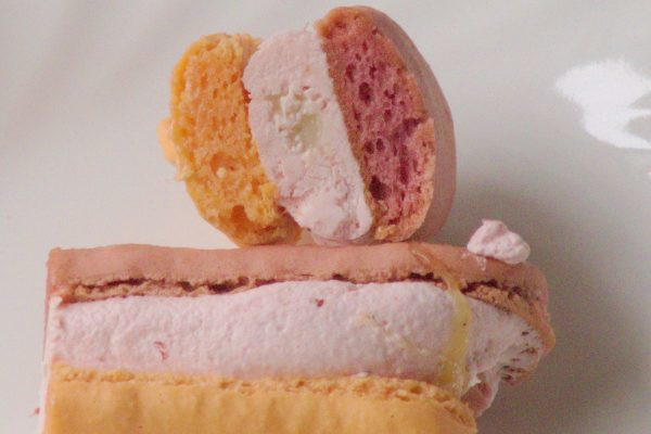 薄ピンクのいちごクリームの中に、薄黄色のバニラソース。