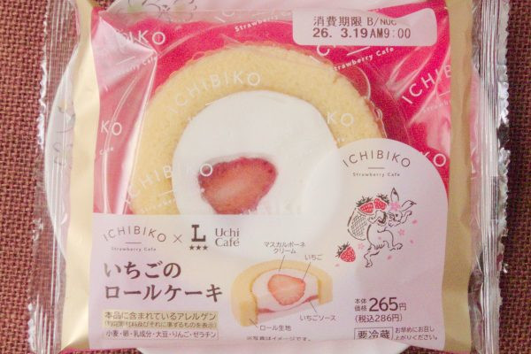 甘酸っぱいいちごがあしらわれたロールケーキ。