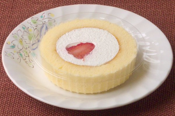 ふんわりスポンジに囲まれた純白のマスカルポーネクリーム。