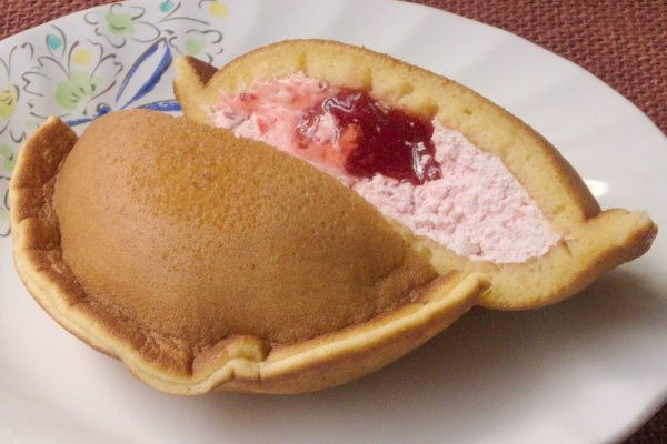 生地の中には薄いピンクいちごクリームと、真っ赤ないちごソース。