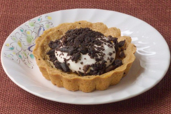 厚手のタルト台にこんもり盛り上げられたホイップ。