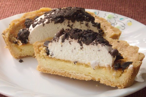 黒いザクザクトッピングと白いぽってりホイップのコントラスト。