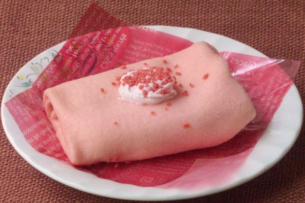 パステルピンクのクレープで長方形に包まれています。