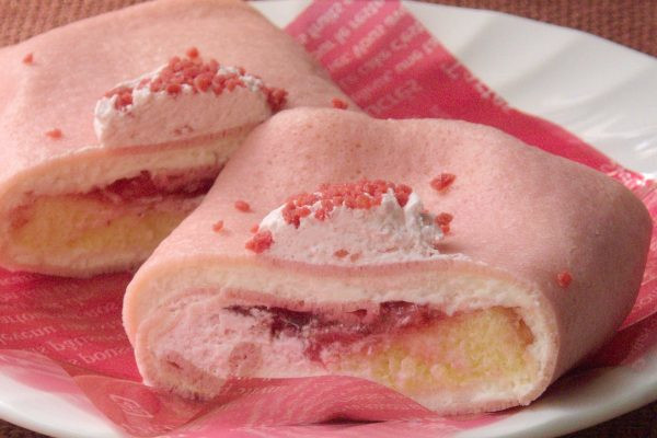 クレープの中には白とピンクのホイップ、スポンジ、そして真っ赤ないちごソース。