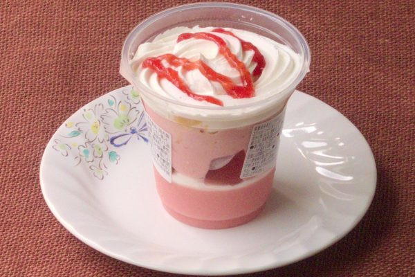 カップの中には渦巻くように絞られた純白のホイップ。