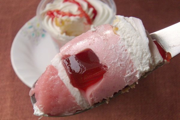 ホイップの下にはいちごムース、いちごゼリー、いちごカスタード。