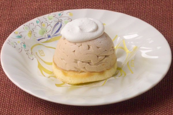 絞り出したモンブランクリームをドーム状に盛り上げています。