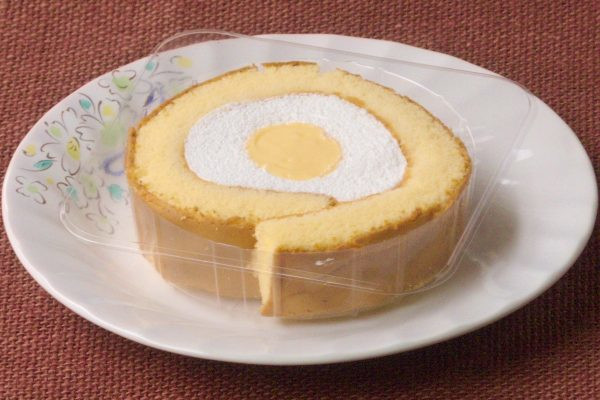きめ細かいカステラ生地でクリームを囲ってあります。