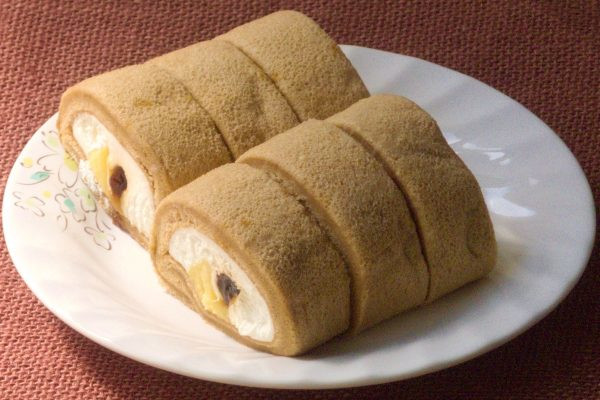 カラメル色のきめ細かいスポンジ生地。