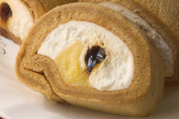 たっぷりのホイップ、カスタード、カラメルソースが巻き込まれています。