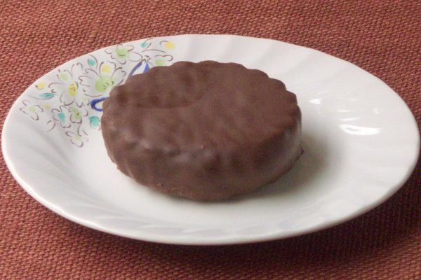 チョココーティングされた、縁がフリル状になったビスケット。