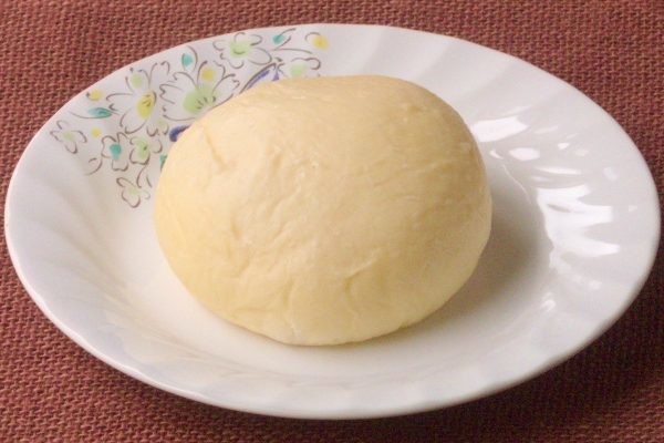 ふんわりふっくら丸い、薄黄色の生地。