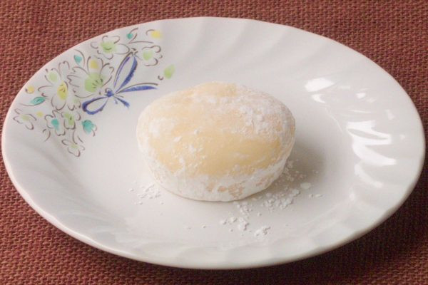 うっすらと打ち粉をかぶった大福。