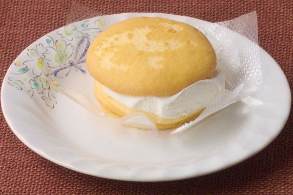 きれいな焼き目のついたふわふわ生地の間にクリームがサンドされています。