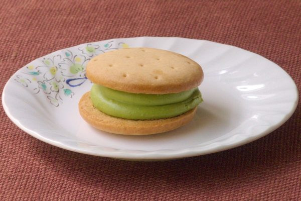 マリービスケット風の生地で抹茶クリームをサンド。
