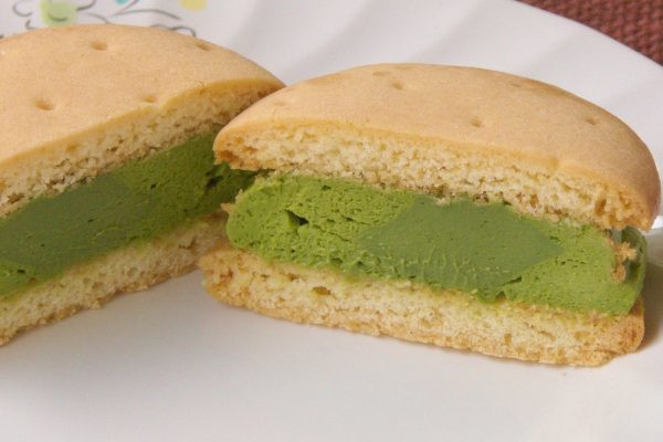 しっとり生地の間には、明るい緑の抹茶クリームと深い緑の抹茶ガナッシュ。