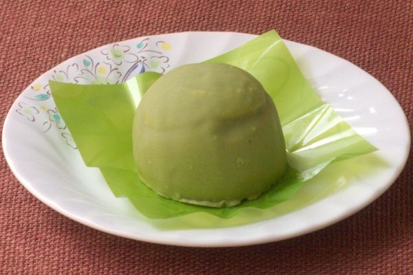 ドームというよりはむしろ釣り鐘型のケーキ。
