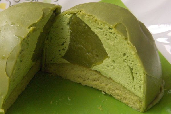 パリッとしたコーティングの中に、抹茶ミルククリームと抹茶ソース。
