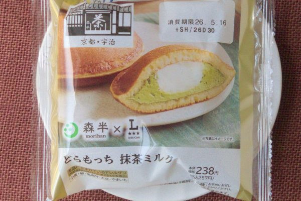 抹茶クリームとミルククリームを詰め込んだ、2層仕立てのどらもっち。