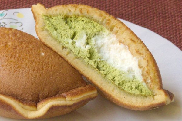 生地の中にはぽってりとした抹茶クリームとミルククリーム。
