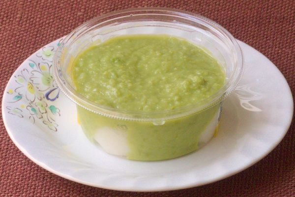 カップの中はずんだの綺麗な黄緑色。