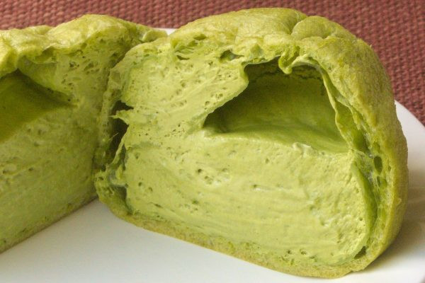 皮の中には同色の抹茶クリームがたっぷり。