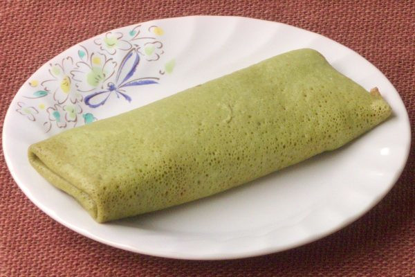 抹茶色の生地で短冊形に包まれたクレープ。