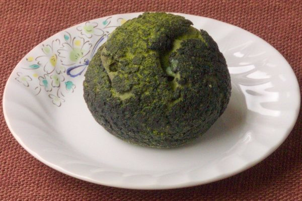 ほとんど黒に近い、深い緑のクッキーシュー。